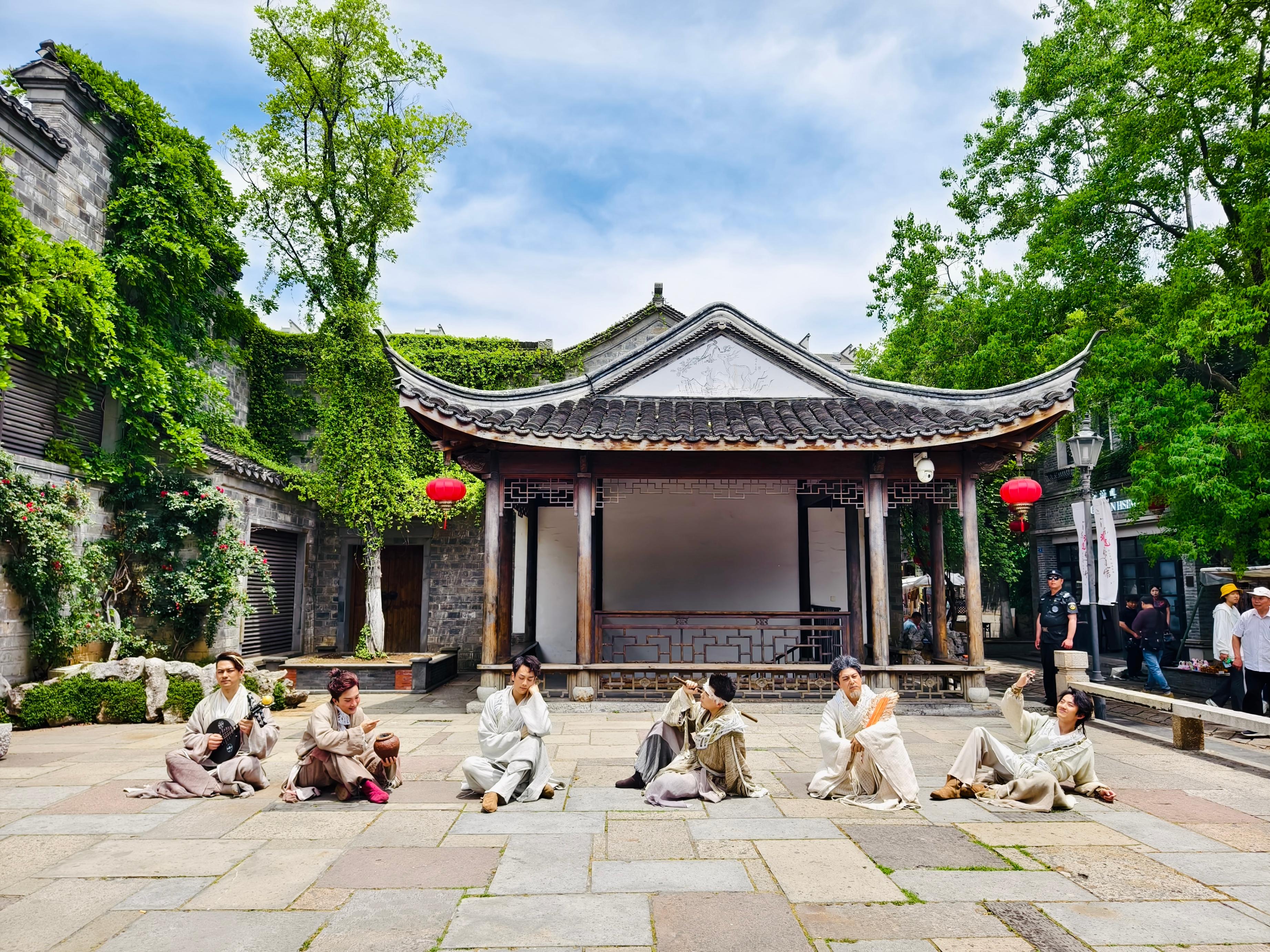 快闪版《广陵绝响》在老门东历史文化街区上演。中国煤矿文工团供图