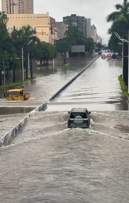 南宁暴雨内涝 仰望U8积水中行驶 东说念主称暴雨中的孤勇者